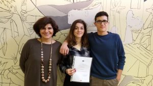 La Professoressa Dolores Cabrera con Chiara Caimi e Andrea Gabriel Di Paolo
